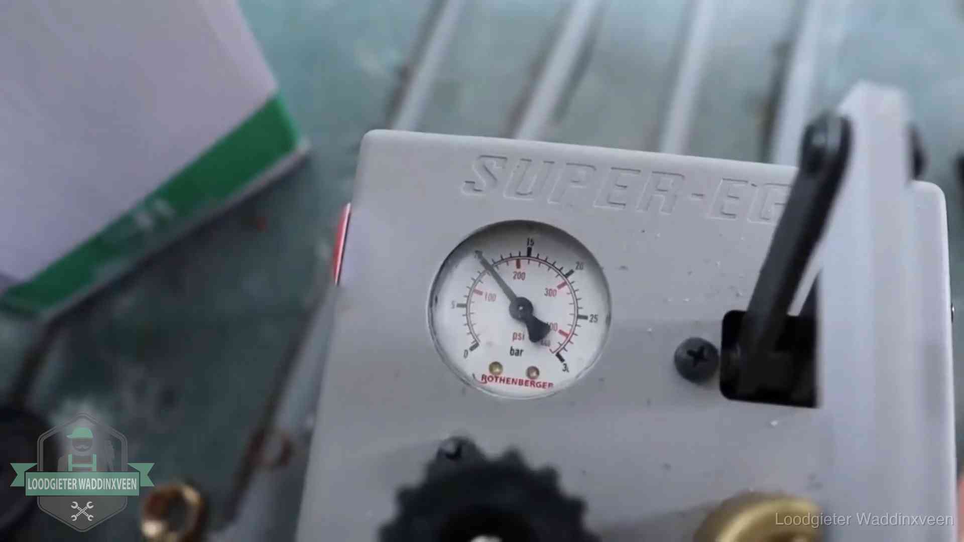 Manometer van een afperspomp bij controle van nieuw leidingwerk in Waddinxveen