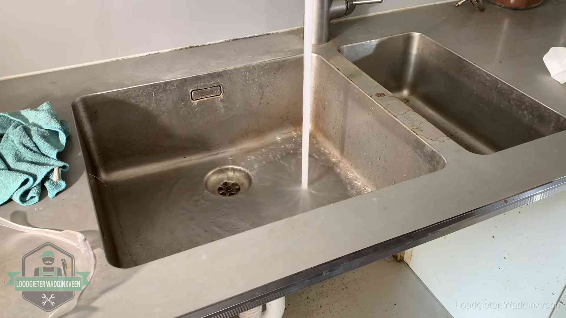 Vastlopende afvoer herkennen in Waddinxveen Doorstroomtest van de afvoer bij een gootsteen in Waddinxveen
