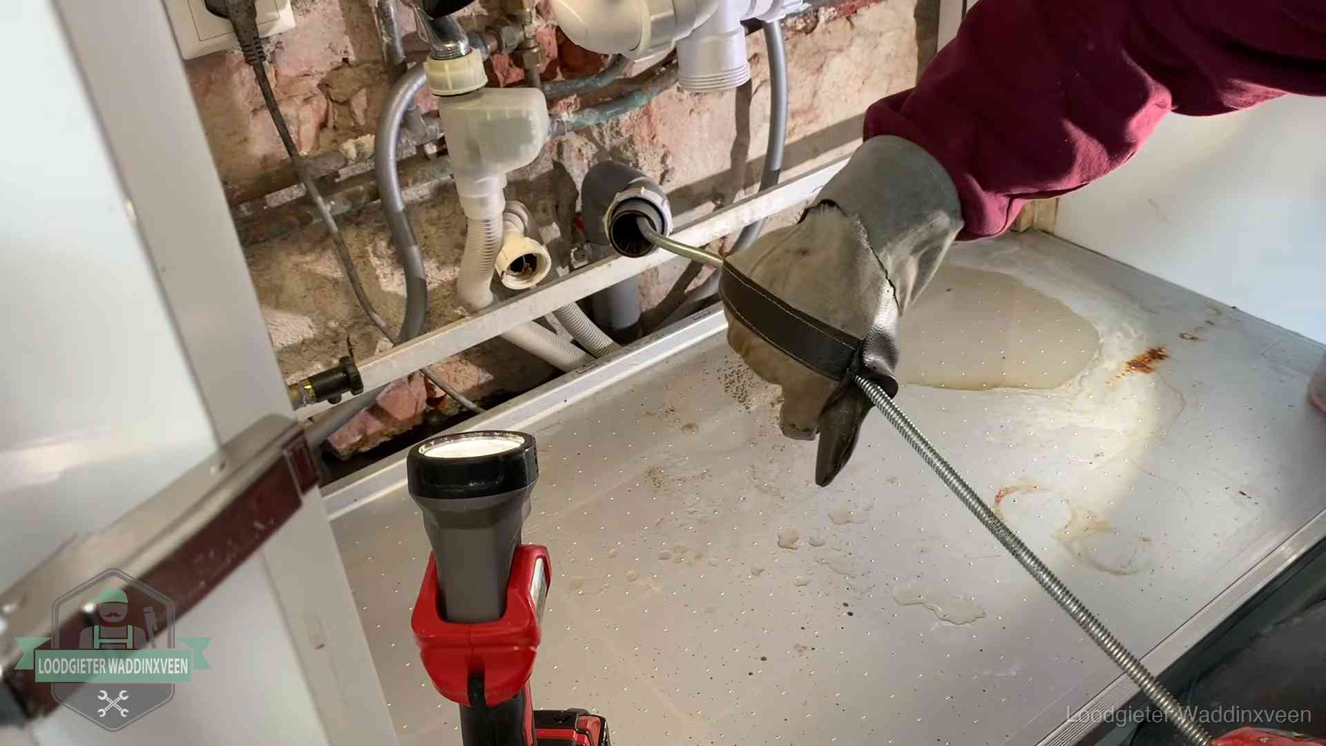 Je riool goed houden in Waddinxveen Ontstoppingsveer wordt preventief door een afvoeraansluiting gehaald in Waddinxveen