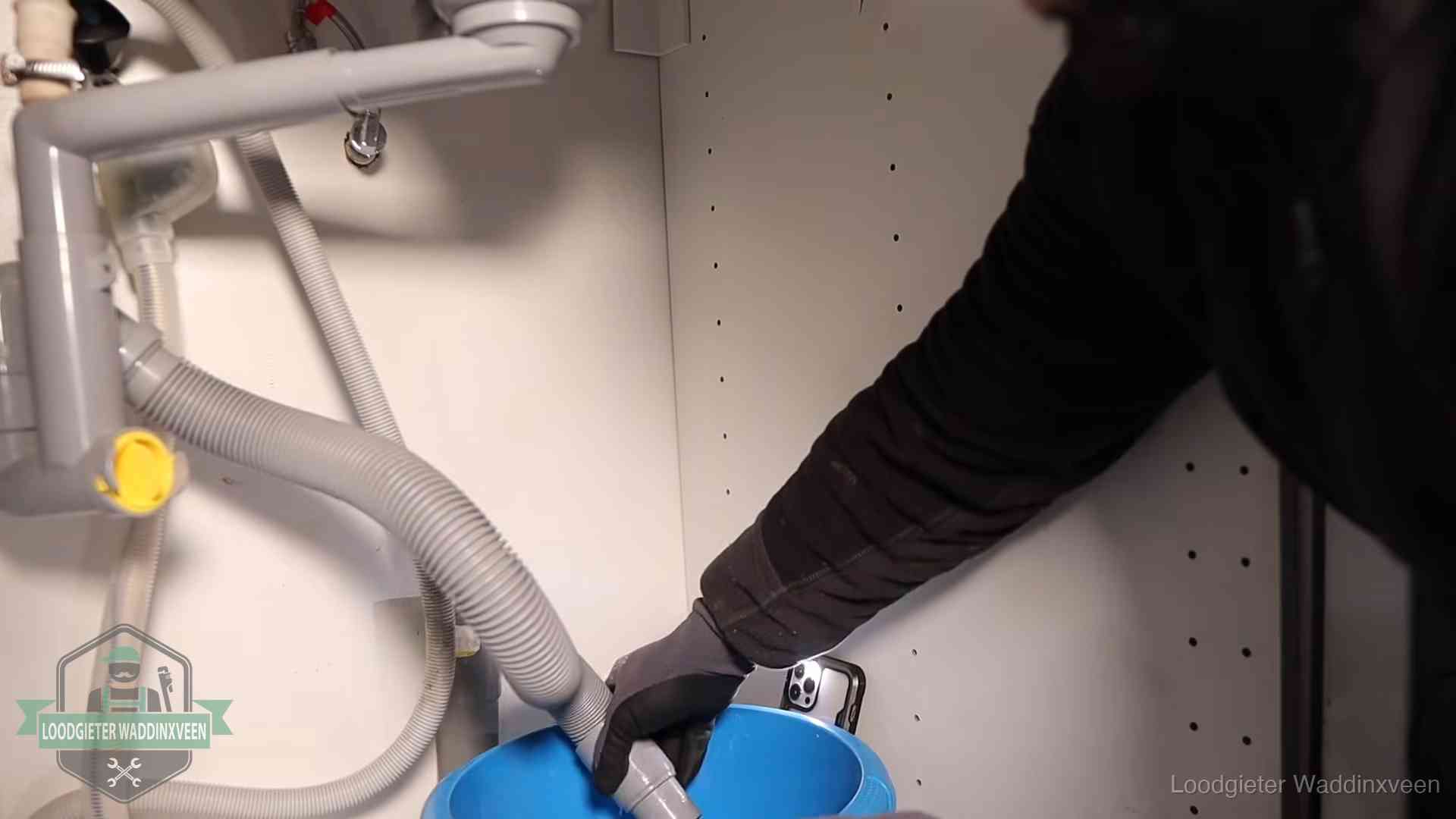 Zelf je afvoer legen in Waddinxveen Afvoerslang loopt leeg in een emmer onder de gootsteen in Waddinxveen, een klus die je zelf kunt doen