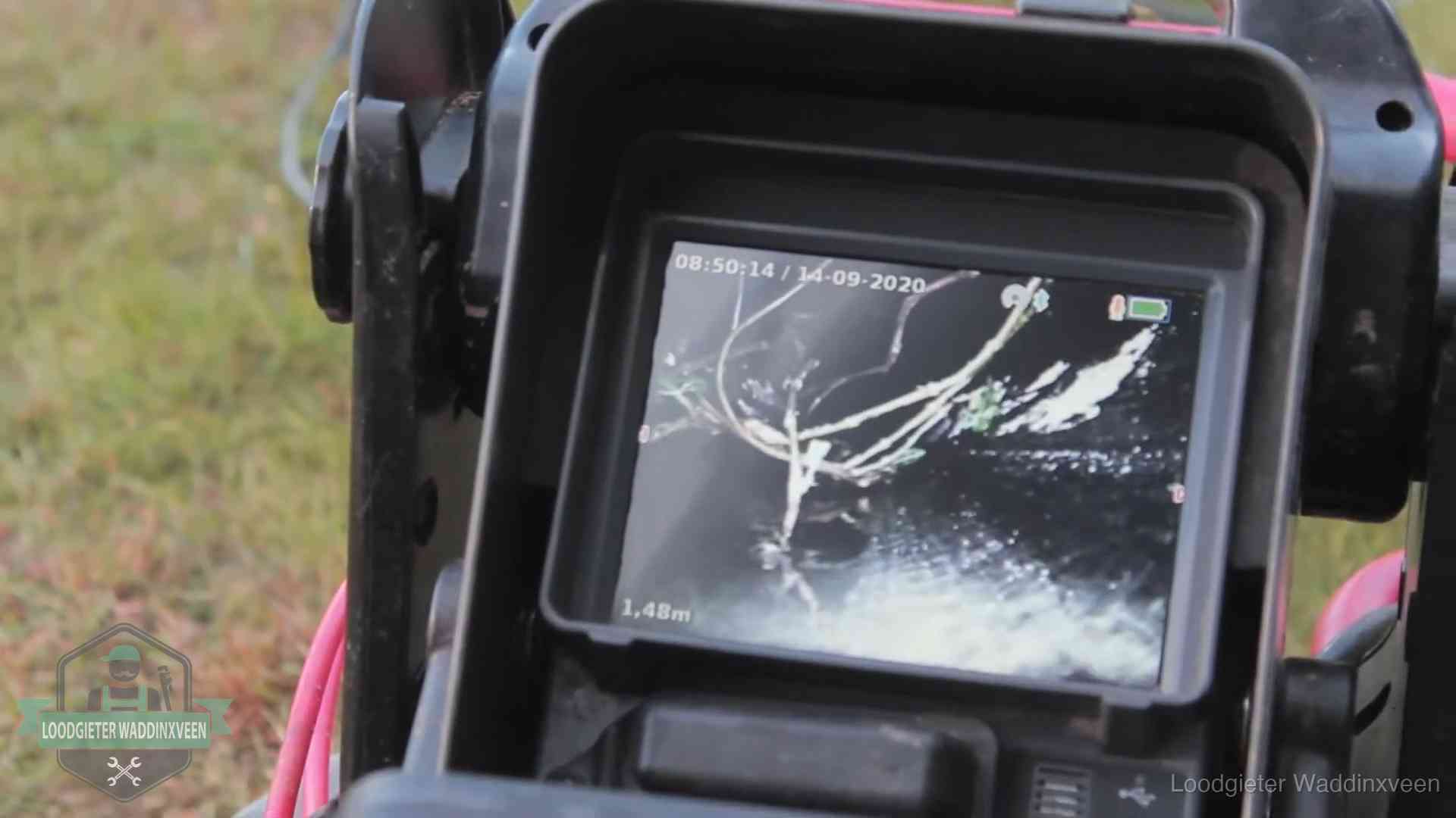 Camera-inspectie van het riool in Waddinxveen Monitor van een rioolcamera toont wortelingroei in de rioolbuis bij een woning in Waddinxveen