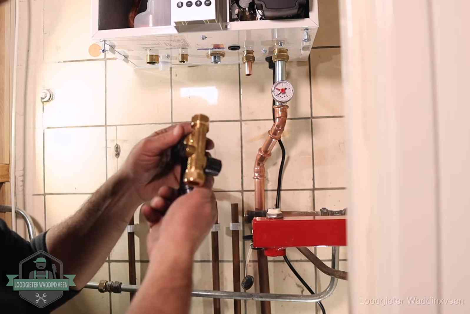 Zelf cv-druk bijvullen in Waddinxveen Vulkraan en manometer onder een cv-ketel voor het bijvullen van de waterdruk in Waddinxveen