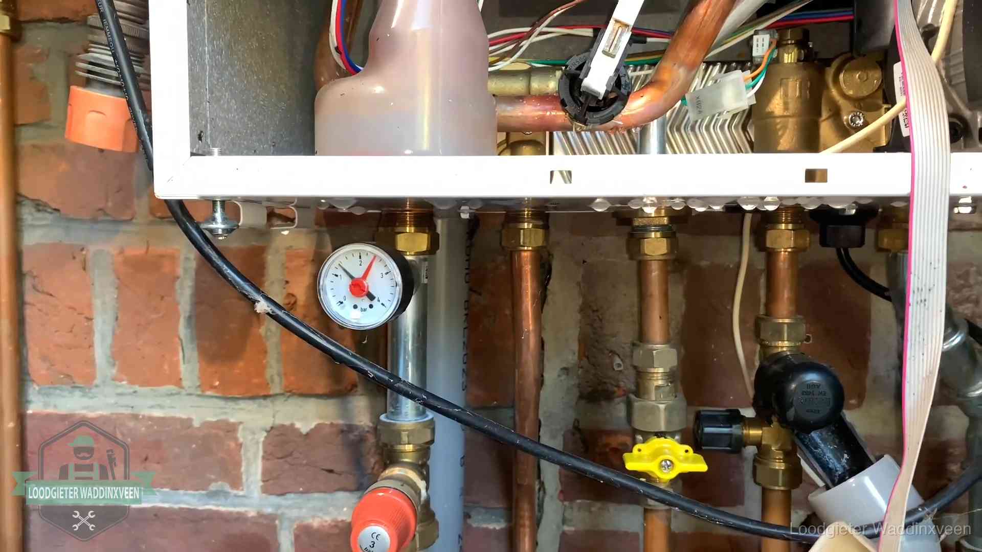 Manometer en aansluitleidingen onder een cv-ketel in Waddinxveen bij controle op drukverlies