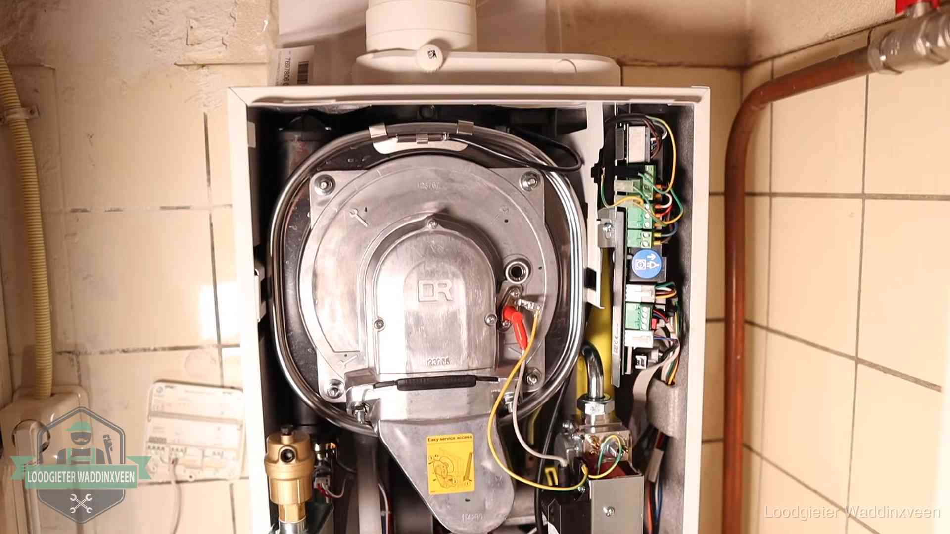 Hoe vaak cv-onderhoud in Waddinxveen Geopende cv-ketel met warmtewisselaar tijdens periodiek onderhoud in Waddinxveen