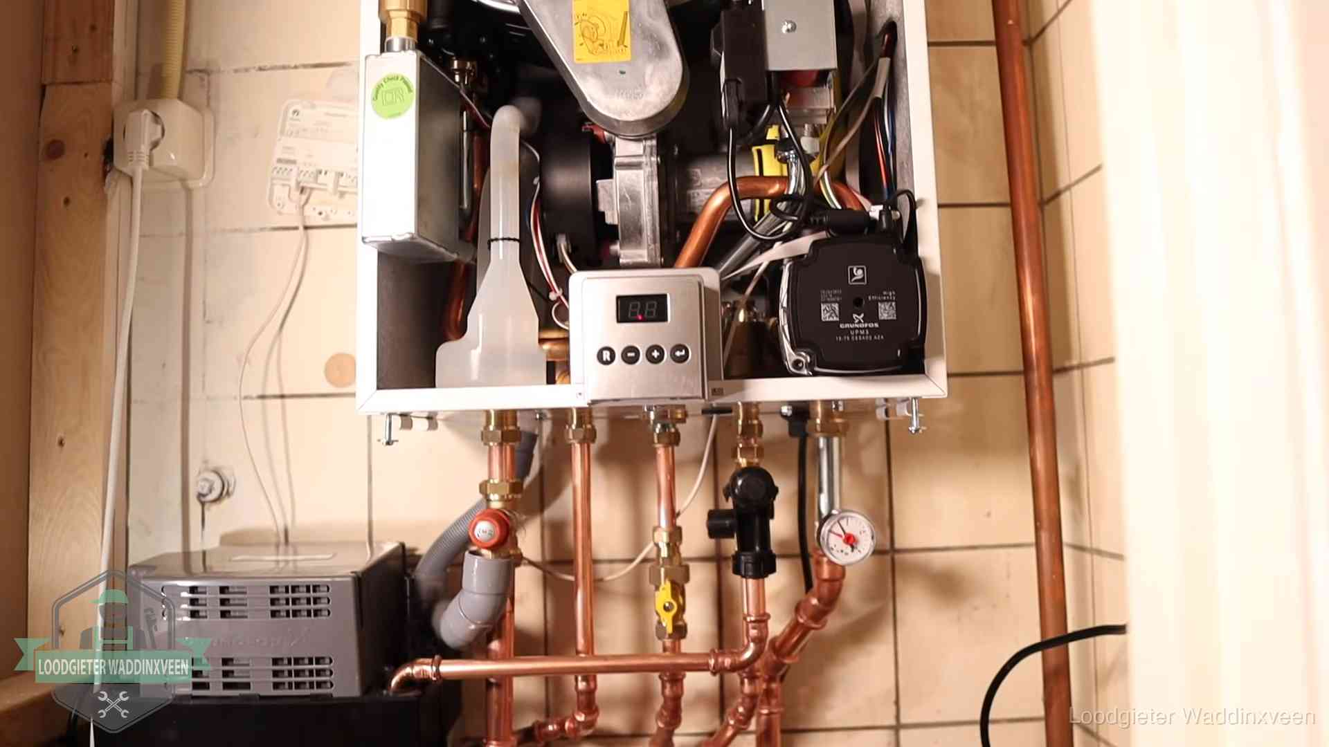 Zuiniger stoken na cv-onderhoud in Waddinxveen Geopende cv-ketel met brander en cv-pomp tijdens een onderhoudsbeurt in Waddinxveen
