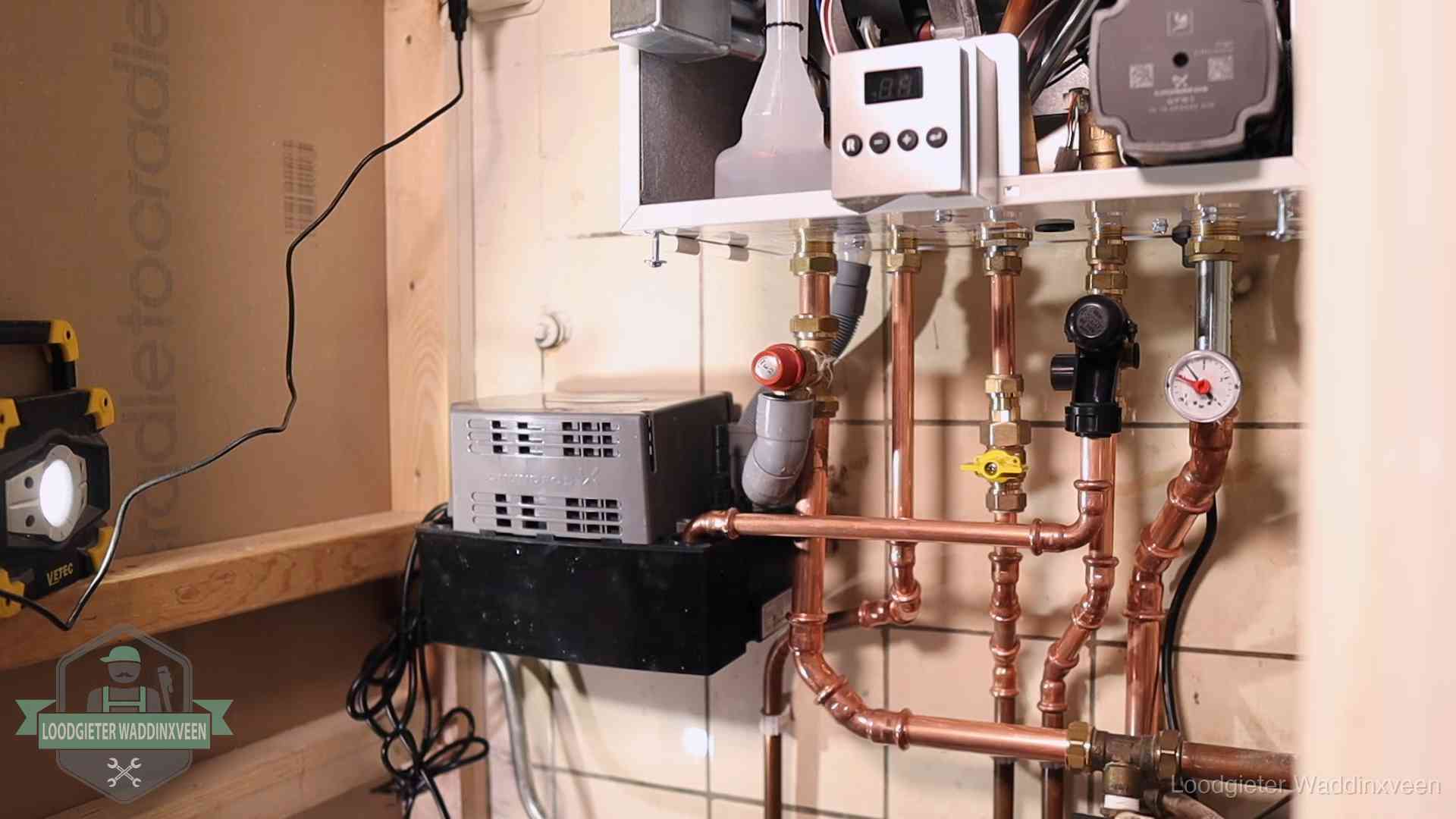 Levensduur van je cv-ketel in Waddinxveen Nieuw koperen leidingwerk met pomp en manometer onder een vervangen cv-opstelling in Waddinxveen