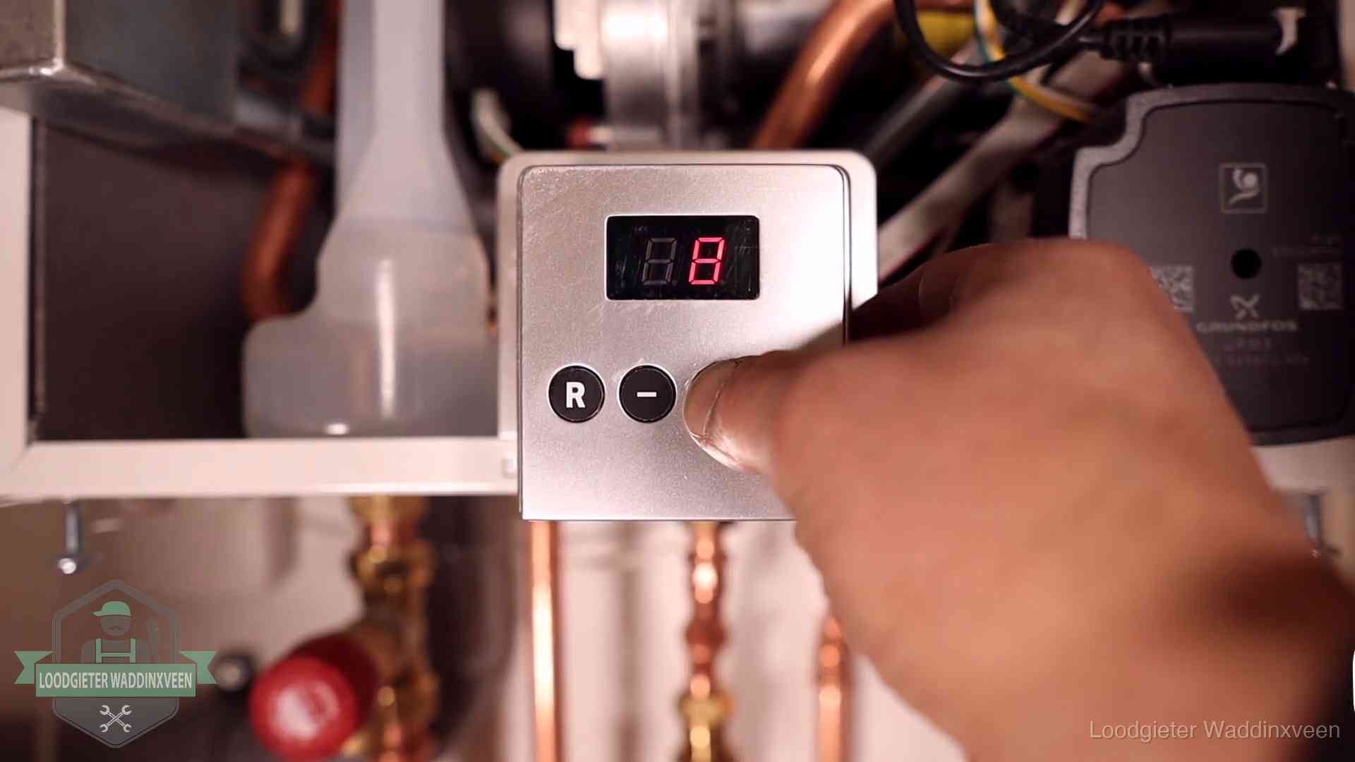 Cv-storing uitlezen in Waddinxveen Monteur bedient het display van een cv-ketel bij een storing in Waddinxveen