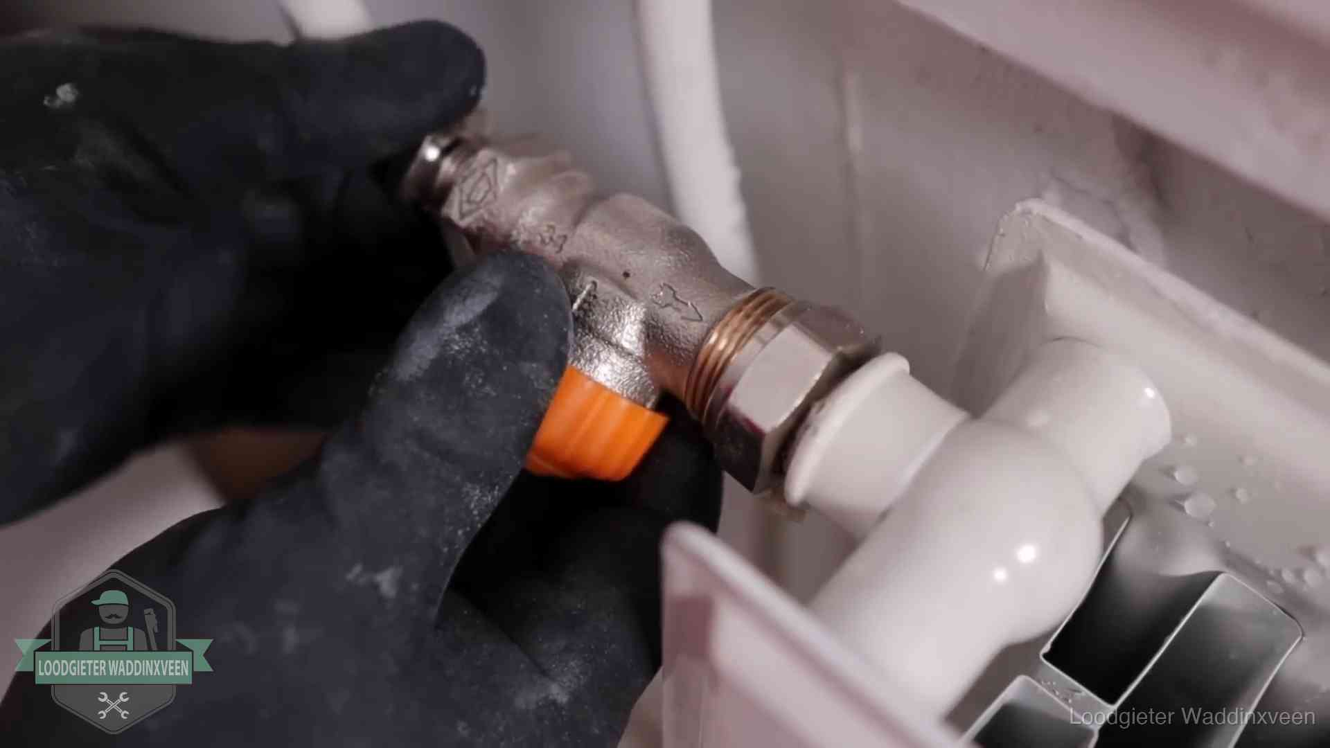 Je cv winterklaar maken in Waddinxveen Thermostaatkraan wordt gemonteerd op een radiator in Waddinxveen voor het stookseizoen