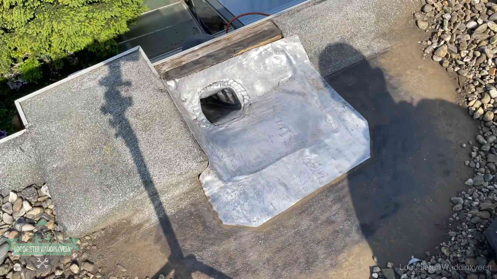 Noodafdichting bij daklekkage in Waddinxveen Vers afgedichte dakdoorvoer met lood en zink op een plat dak in Waddinxveen