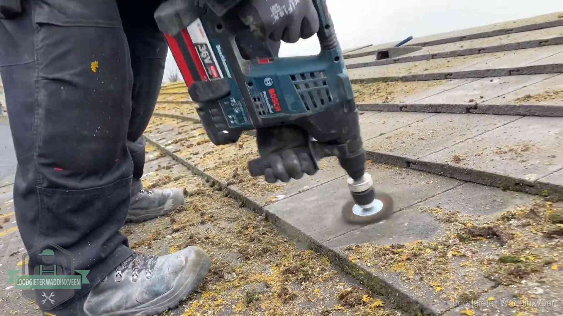 Dakonderhoud en preventie in Waddinxveen Betonnen dakpannen worden machinaal gereinigd tijdens dakonderhoud in Waddinxveen