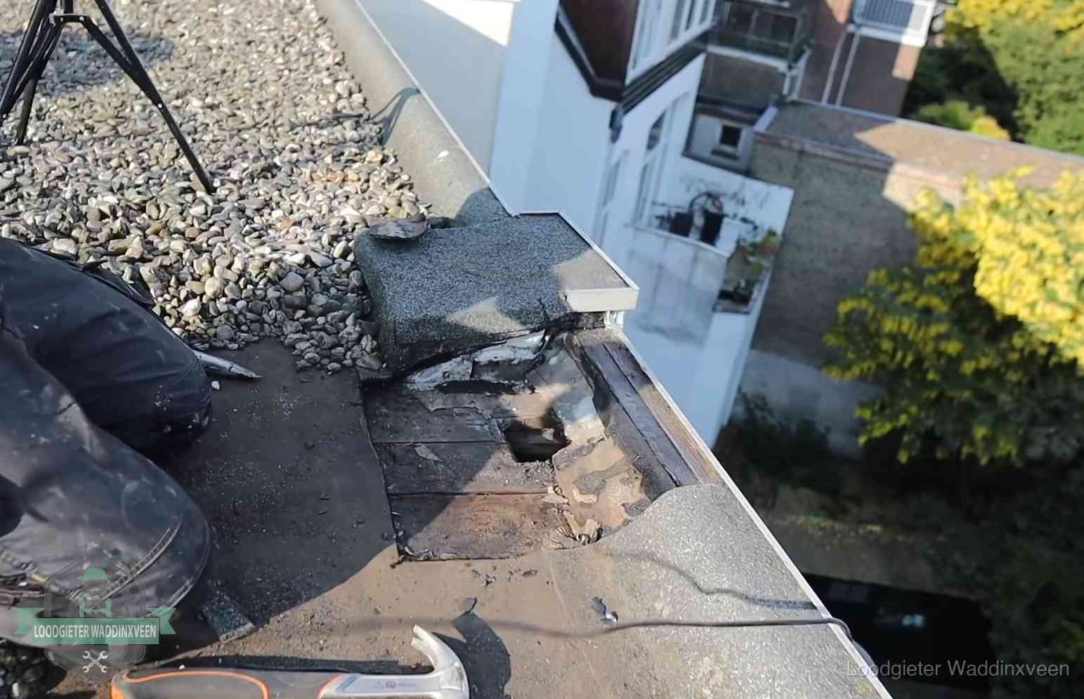 Gevolgen van een daklekkage in Waddinxveen Opengelegde dakrand met verrot dakbeschot door een langdurige daklekkage in Waddinxveen