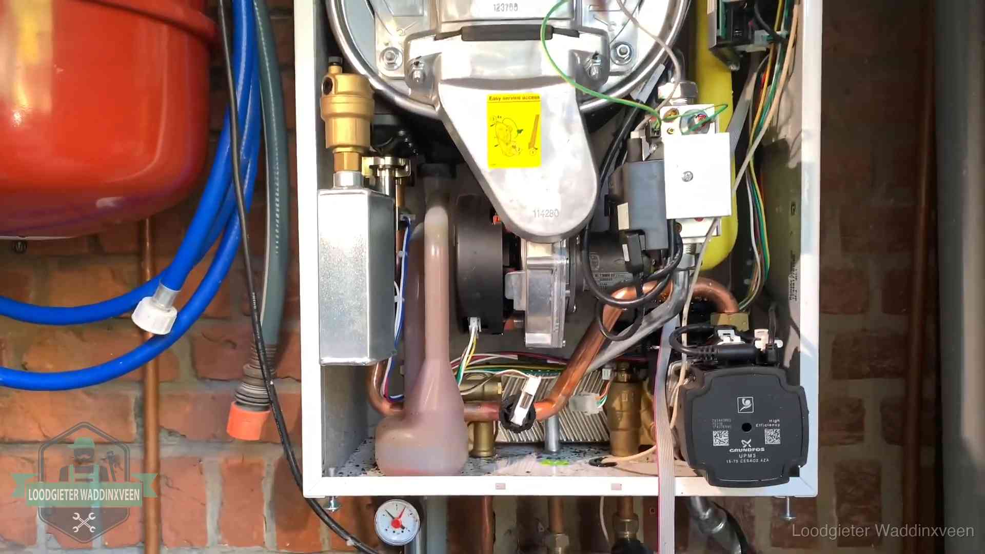 Expansievat en waterdruk in Waddinxveen Geopende cv-ketel met rood expansievat in een woning in Waddinxveen