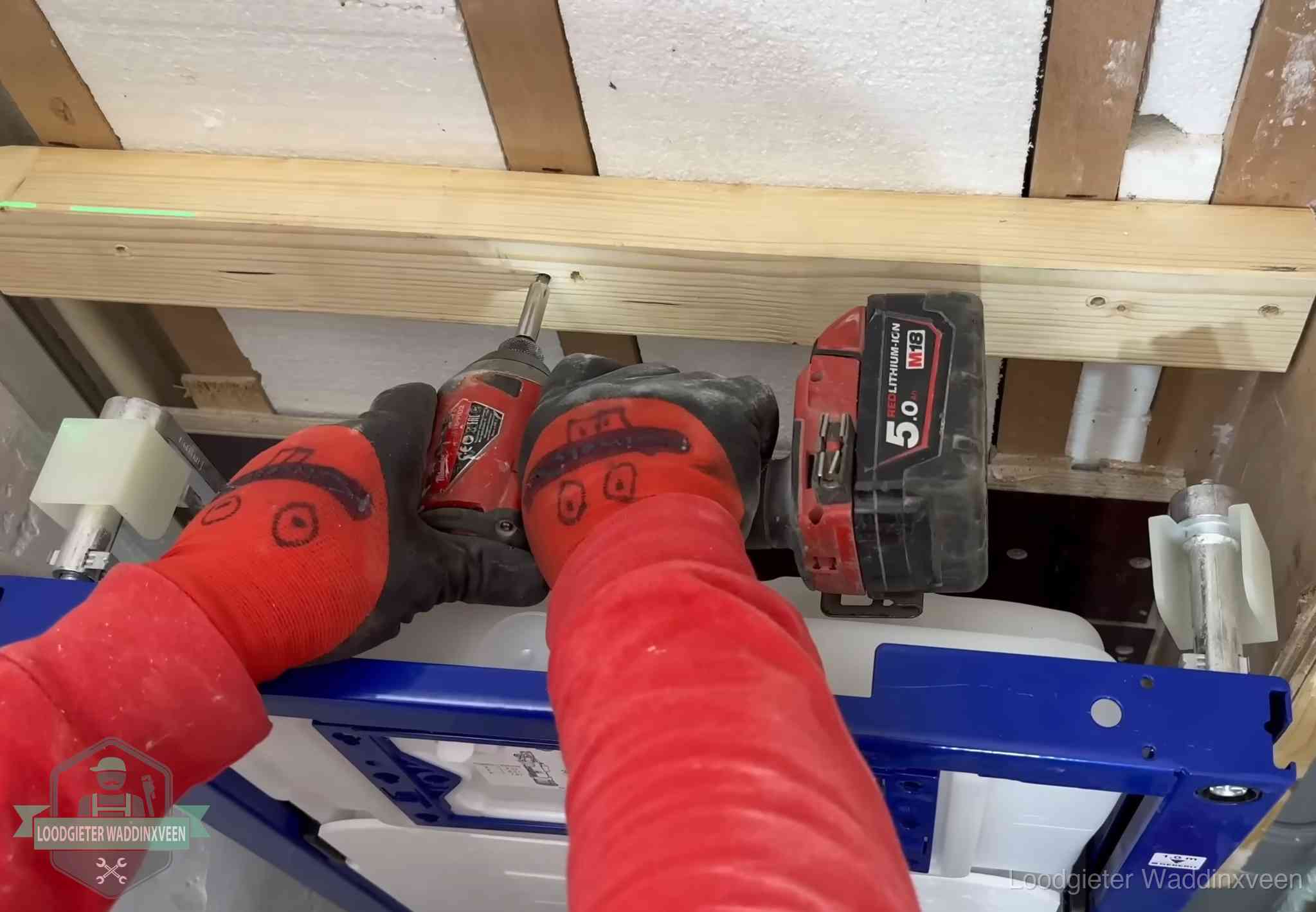 Fout in de wc-installatie opsporen in Waddinxveen Monteur bevestigt een inbouwreservoir voor een hangend toilet in Waddinxveen