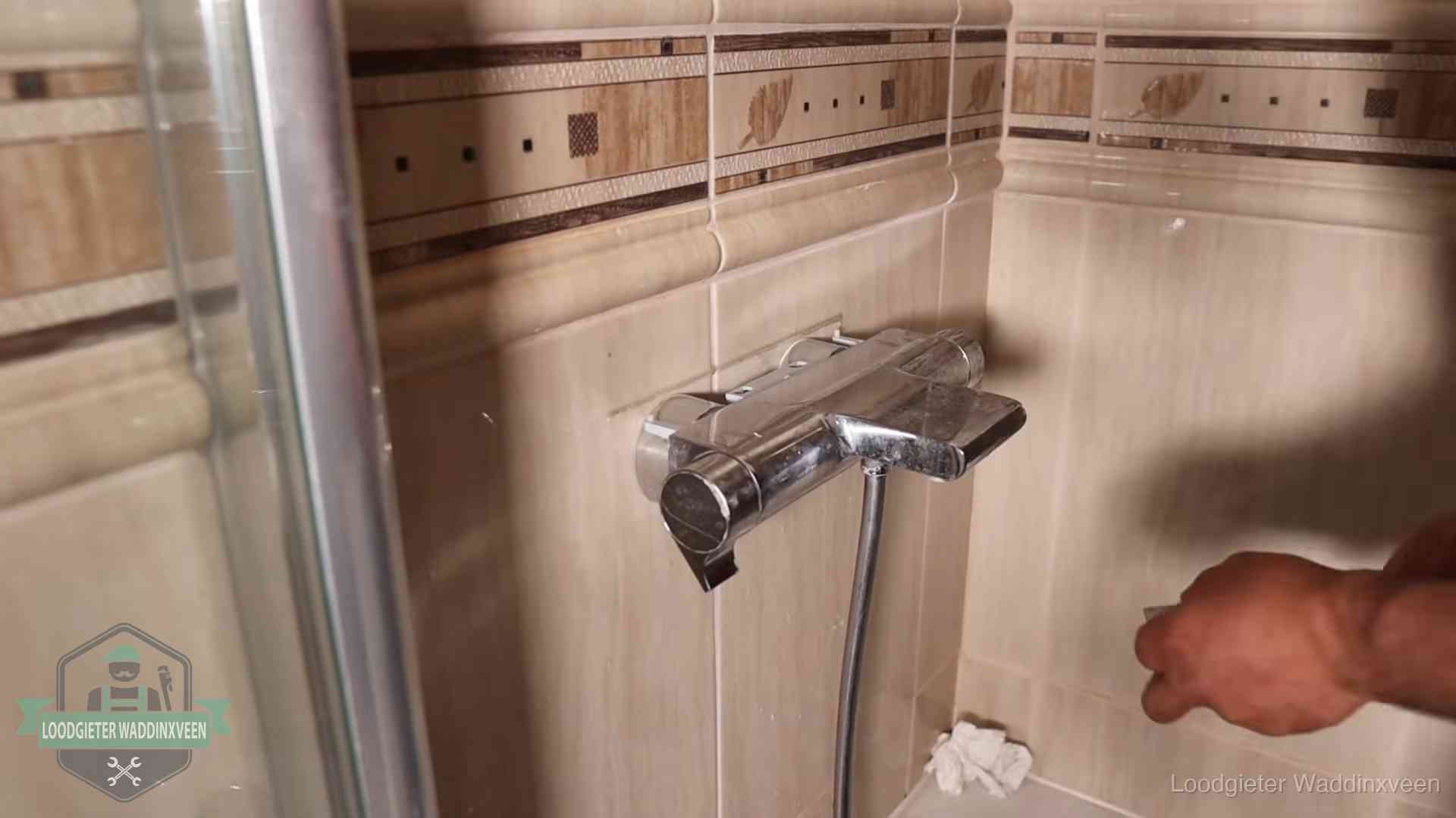 Kalkaanslag en je cv-ketel in Waddinxveen Verkalkte douche-mengkraan in Waddinxveen, hetzelfde kalk dat zich in de warmtewisselaar afzet