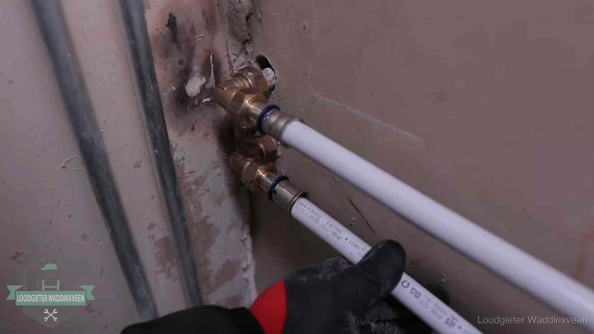 Meerlagenbuizen met keurmerk en rvs persfittingen op muuraansluitingen in Waddinxveen