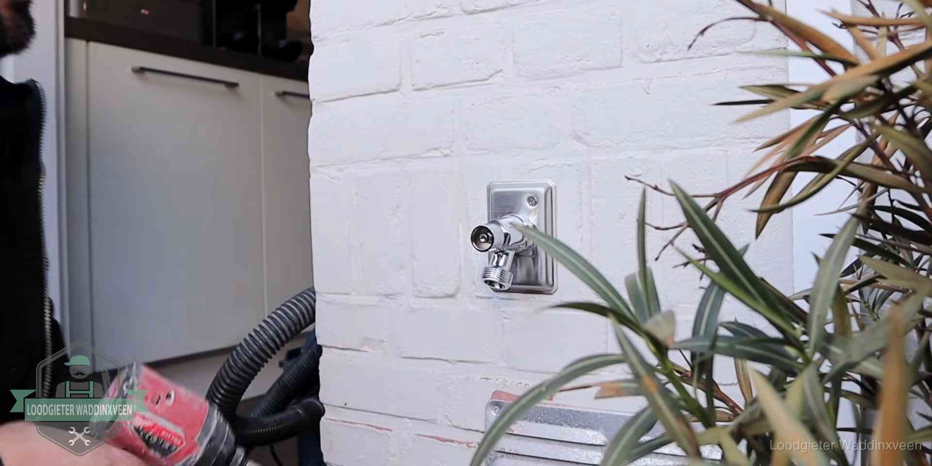 Daklek of leidinglek testen in Waddinxveen Chromen kraan op een muurplaat bij een woning in Waddinxveen, dichtdraaien is stap een van de lektest