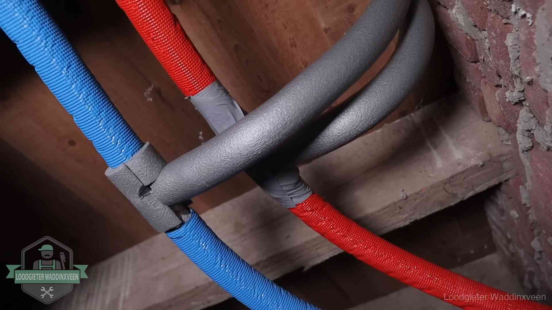 Geïsoleerde waterleidingen langs houten balken tegen bevriezing in Waddinxveen