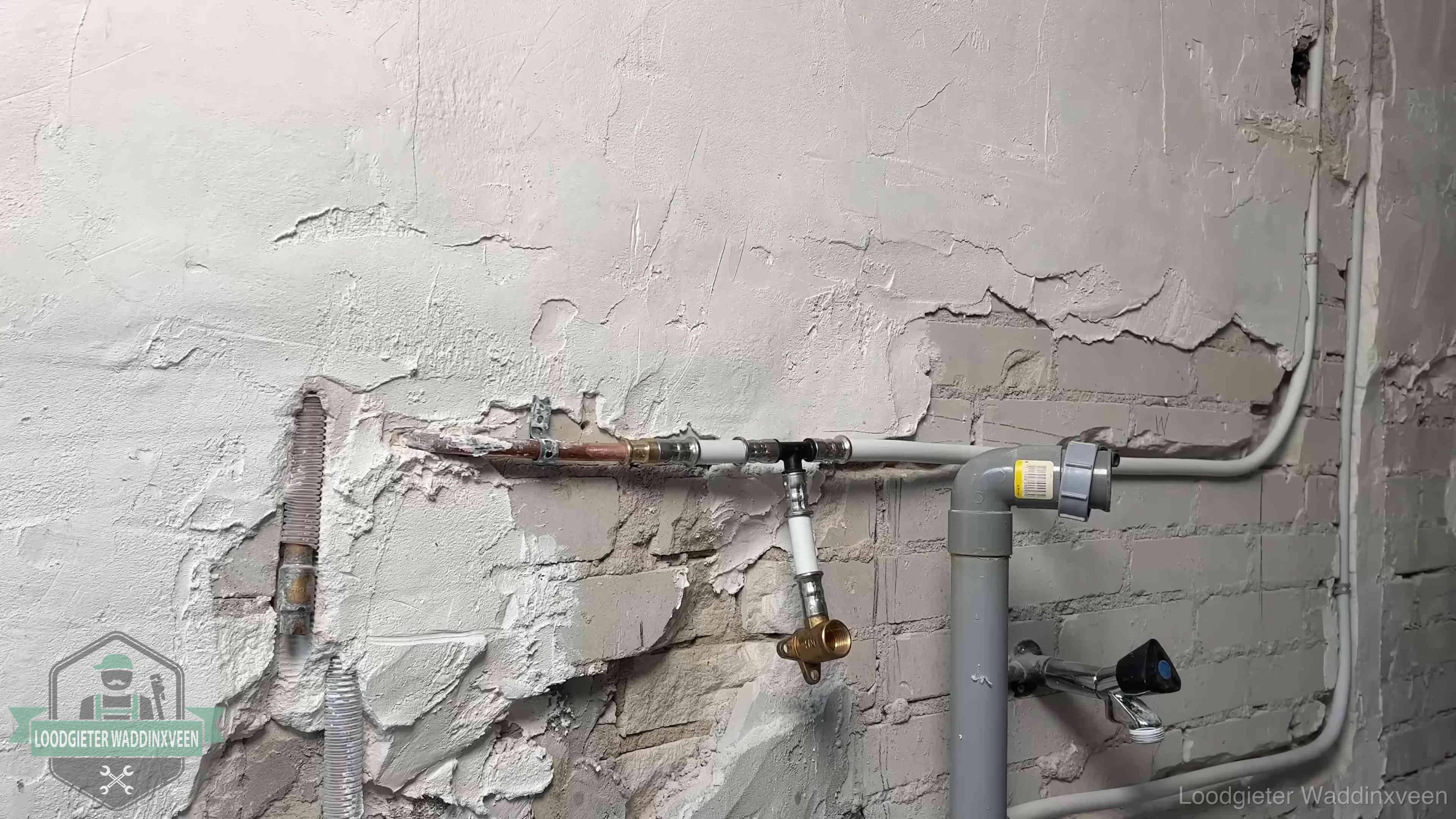 Nieuw leidingwerk naast een oud verroest leidingrestant in een woning in Waddinxveen