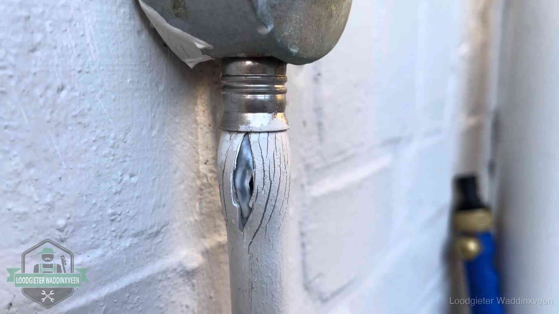 Oude waterleiding in Waddinxveen waar de verf openscheurt, een stille aanwijzing voor een beginnend lek