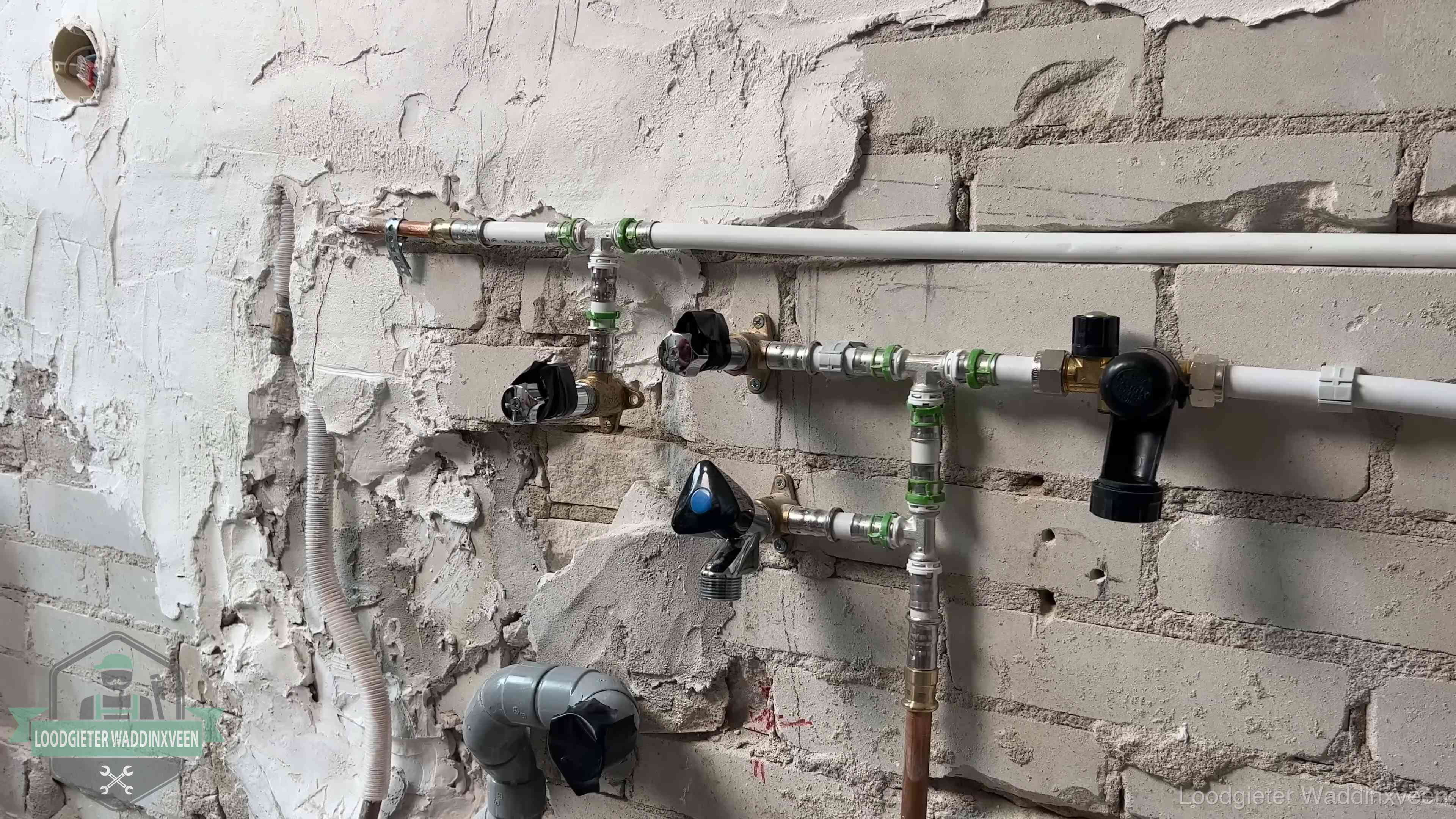 Nieuw aangelegd leidingwerk met persfittingen tijdens een verbouwing in Waddinxveen