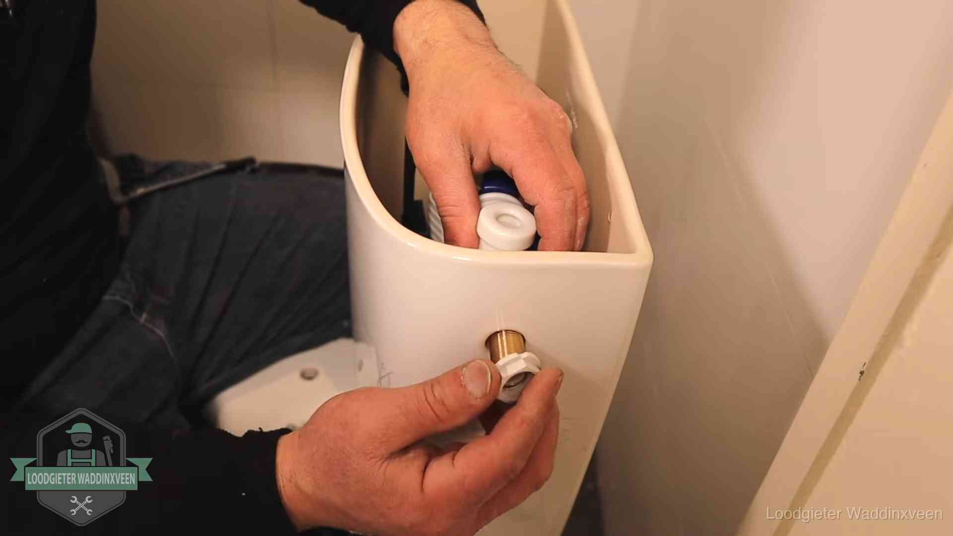 Loodgieter voor je verstopte wc in Waddinxveen Loodgieter monteert de vlotterkraan van een stortbak bij een toilet in Waddinxveen