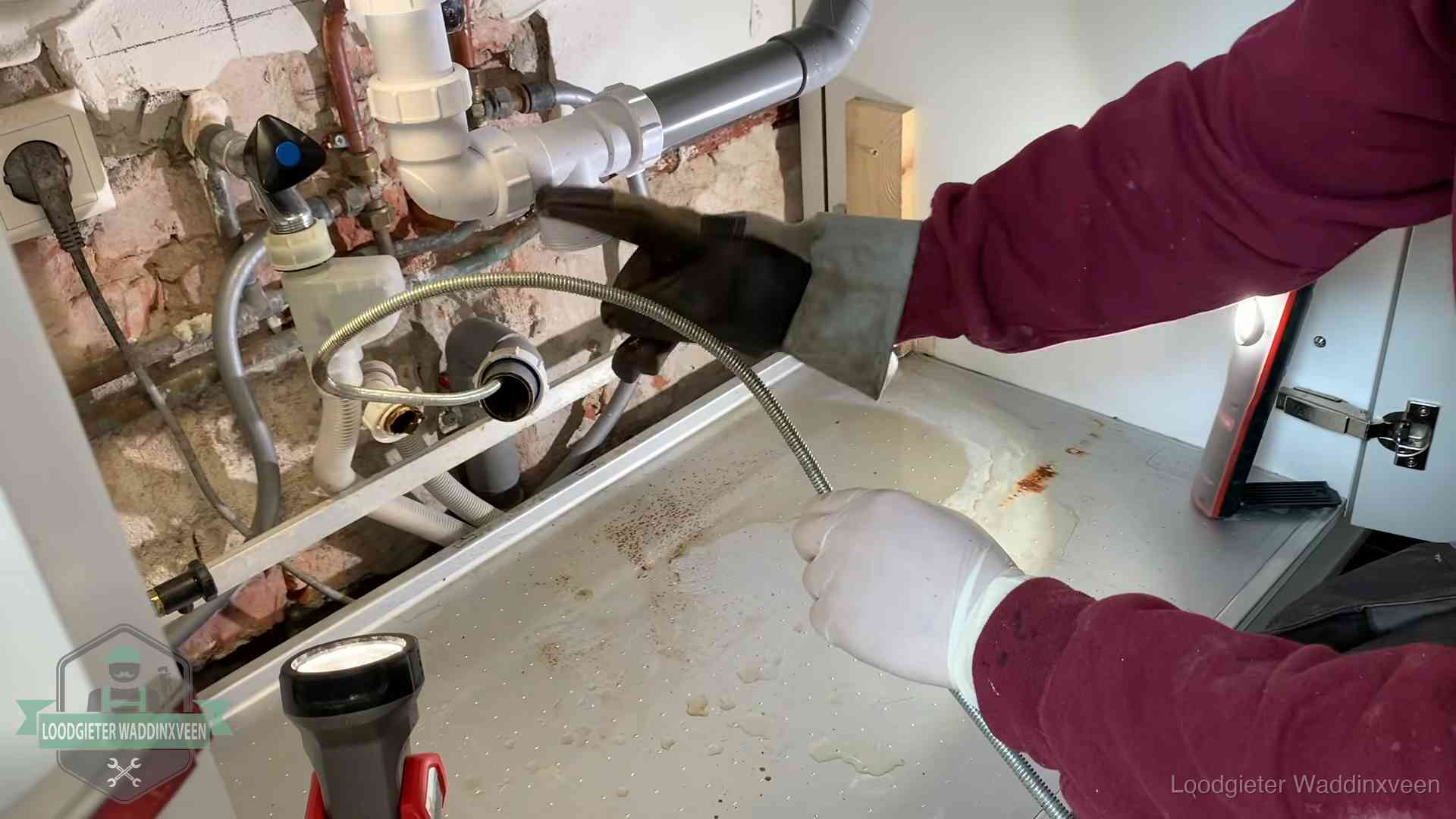 Spiraal of hogedruk in Waddinxveen Ontstoppingsveer gaat in een geopende sifonaansluiting onder het aanrecht in Waddinxveen
