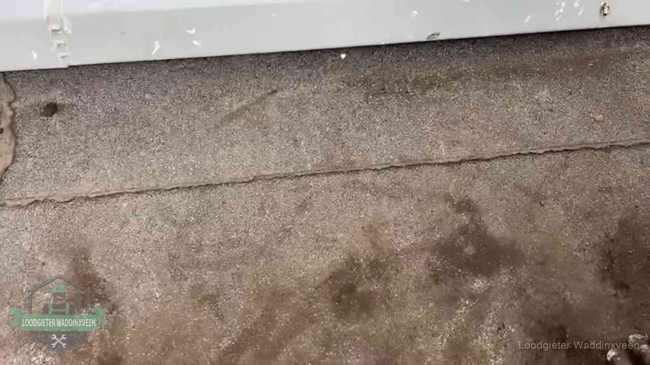 Stormschade en neerslag op daken in Waddinxveen Vochtplekken bij de naad van een plat dak na aanhoudende regen in Waddinxveen