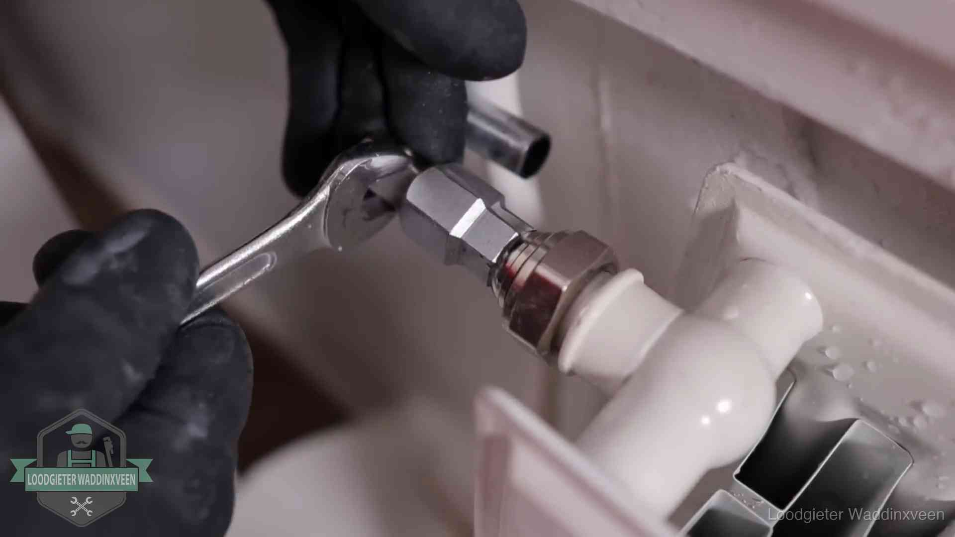 Radiatoren en waterzijdig inregelen in Waddinxveen Steeksleutel draait een wartelkoppeling op een radiatorkraan aan in Waddinxveen