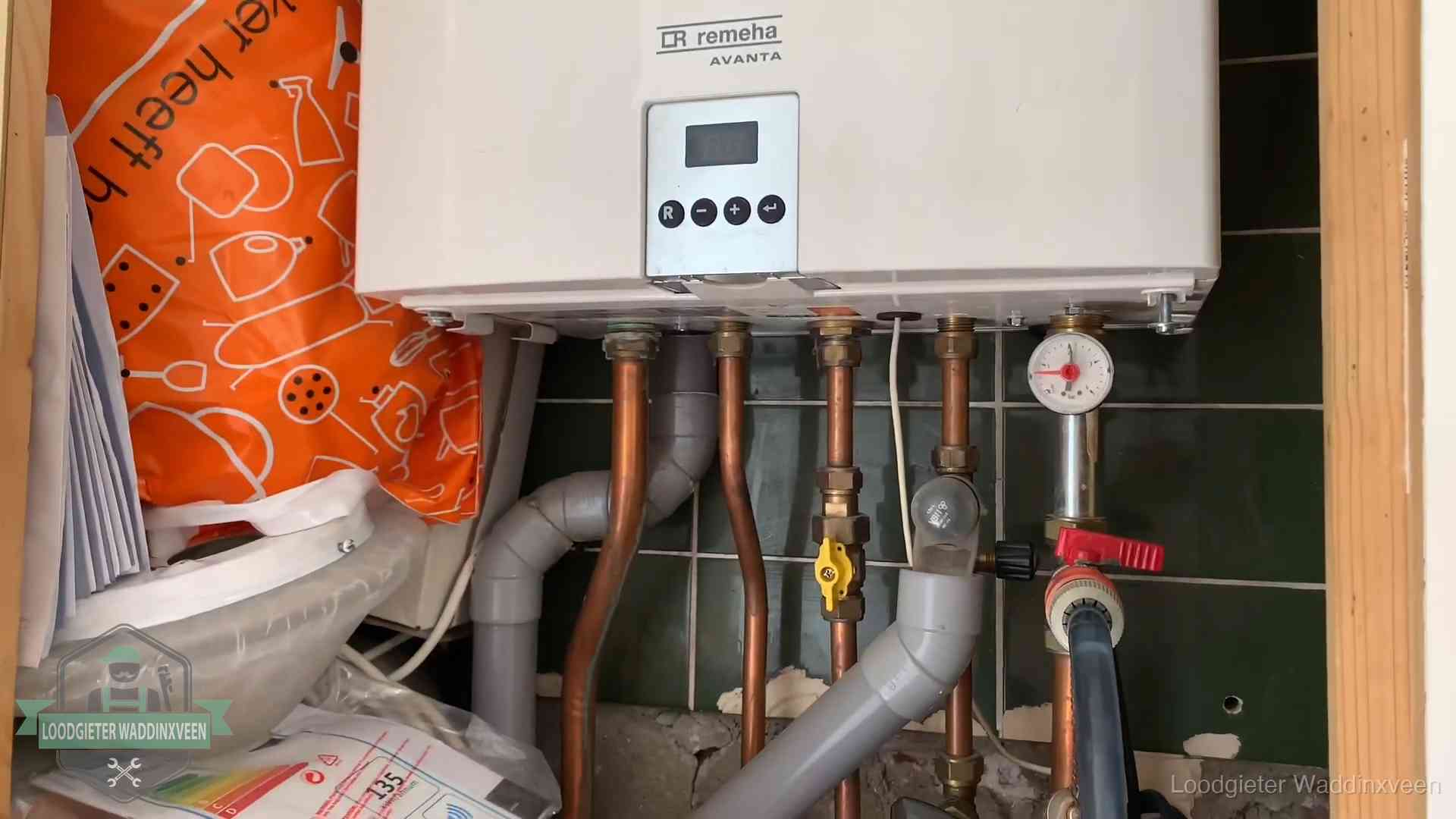 Remeha cv-ketel onderhoud in Waddinxveen Oudere Remeha cv-ketel in een ketelkast in een woning in Waddinxveen