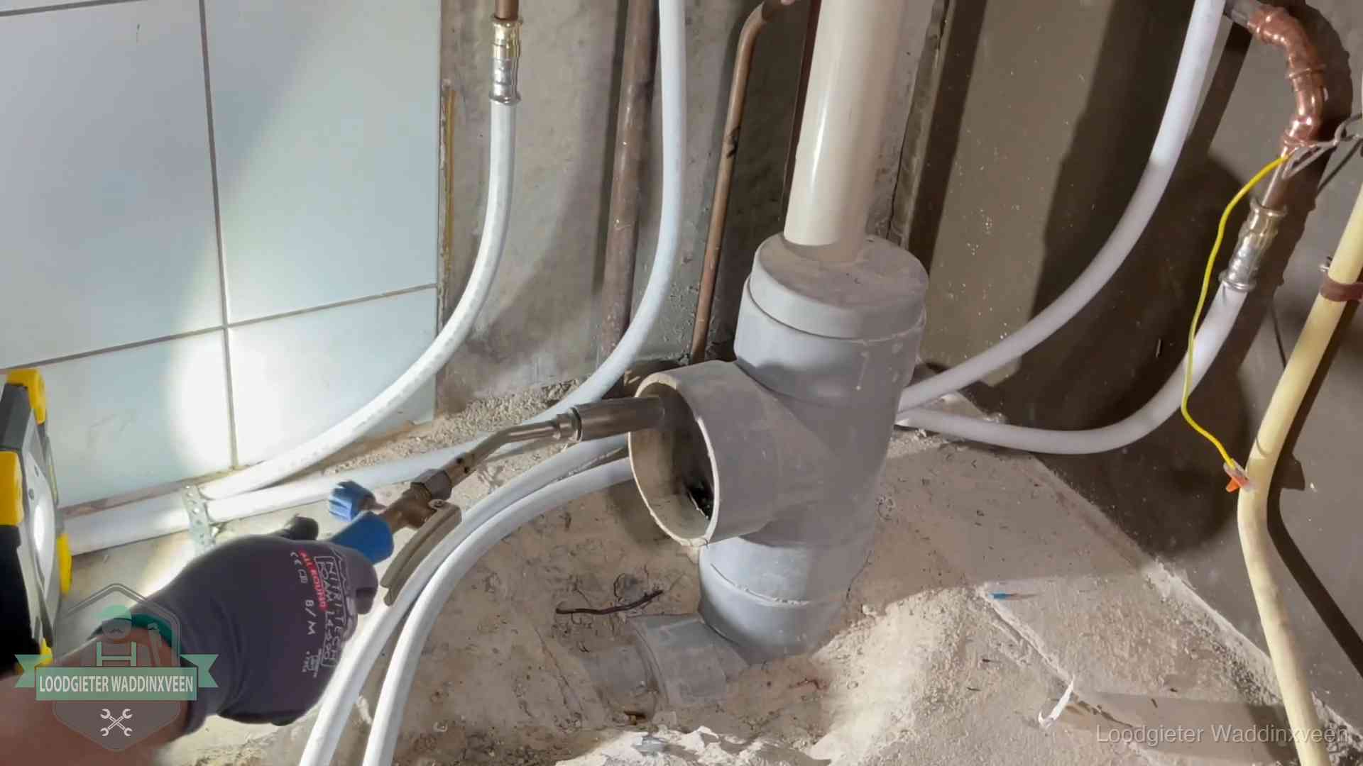 Verstopping in een huurwoning in Waddinxveen Loodgieter werkt aan leidingen bij de pvc-standleiding van een huurwoning in Waddinxveen