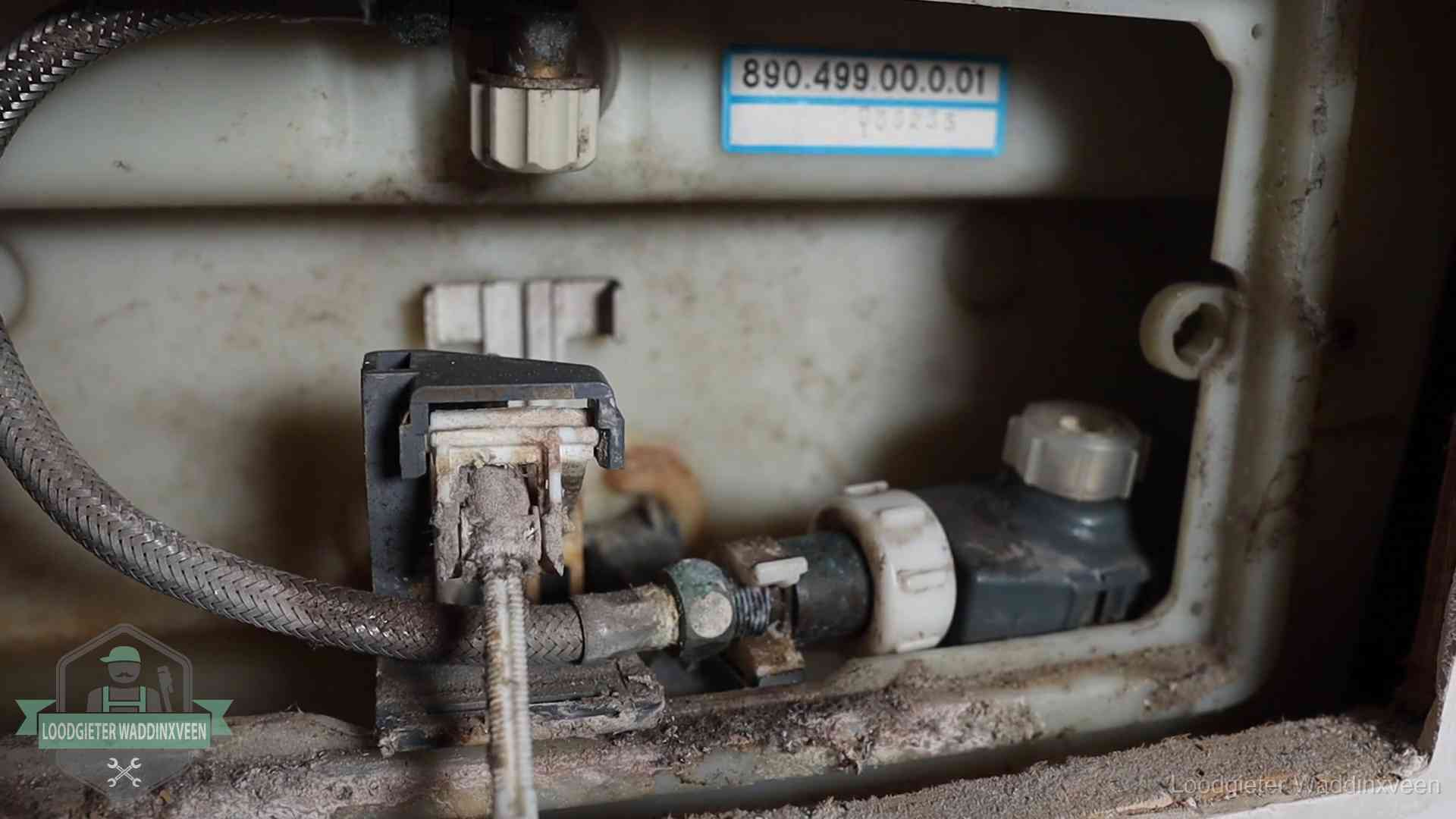 Stortbak en spoelmechanisme in Waddinxveen Verkalkt binnenwerk van een stortbak met vlotterkraan in Waddinxveen