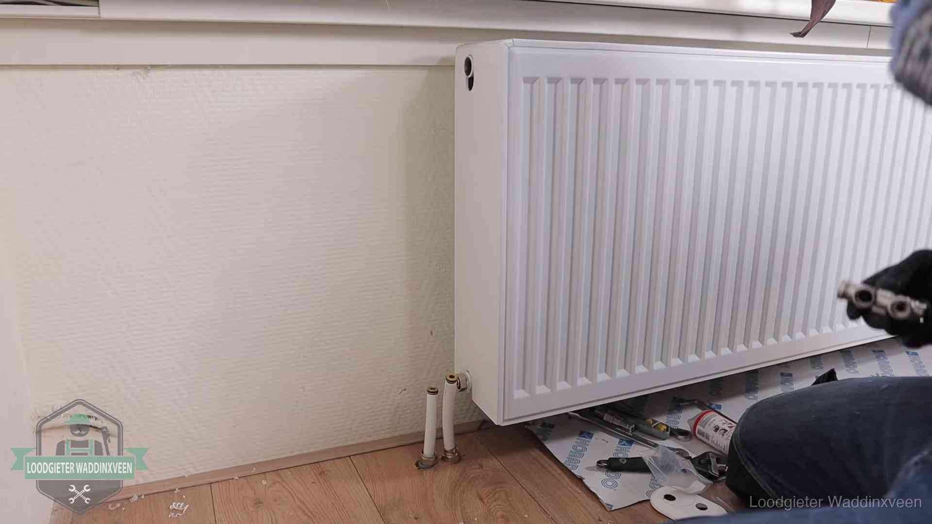 Verwarming per wijk in Waddinxveen Nieuw gemonteerde radiator in een woonkamer in Waddinxveen