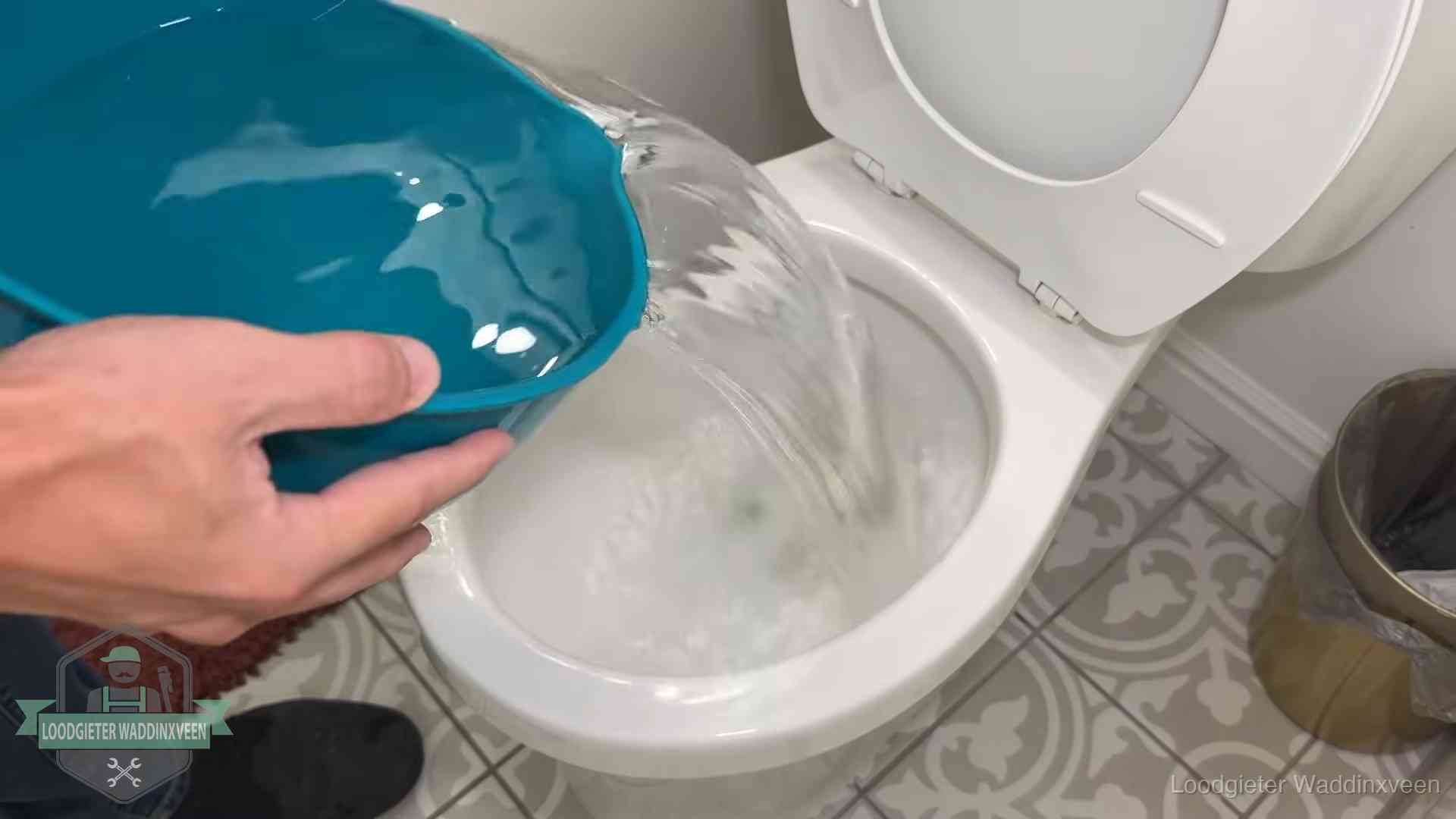 De warm-water-methode in Waddinxveen Warm water wordt voorzichtig in de wc-pot gegoten in Waddinxveen