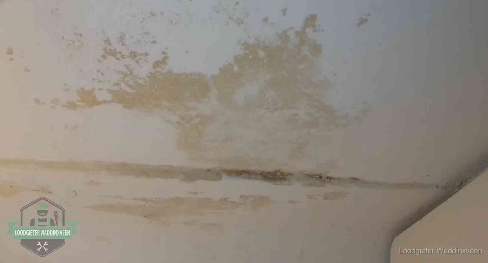 Verzekering bij rioolschade in Waddinxveen Watervlekken op een plafond in Waddinxveen, schade die je bij de verzekering meldt