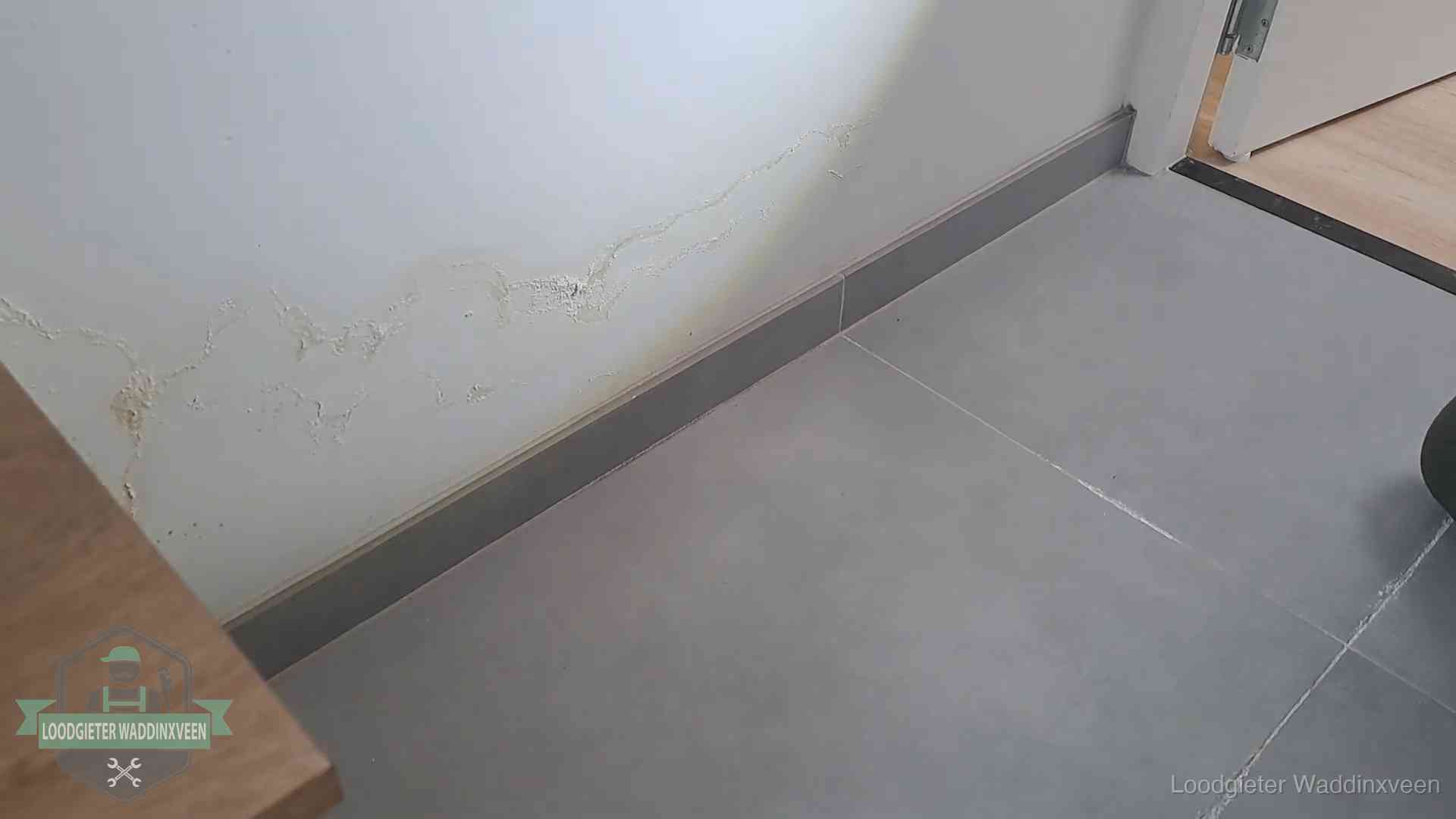 Verzekering en daklekkage in Waddinxveen Waterschade met kalkuitbloeiing op een binnenwand in Waddinxveen, vastgelegd voor de verzekering