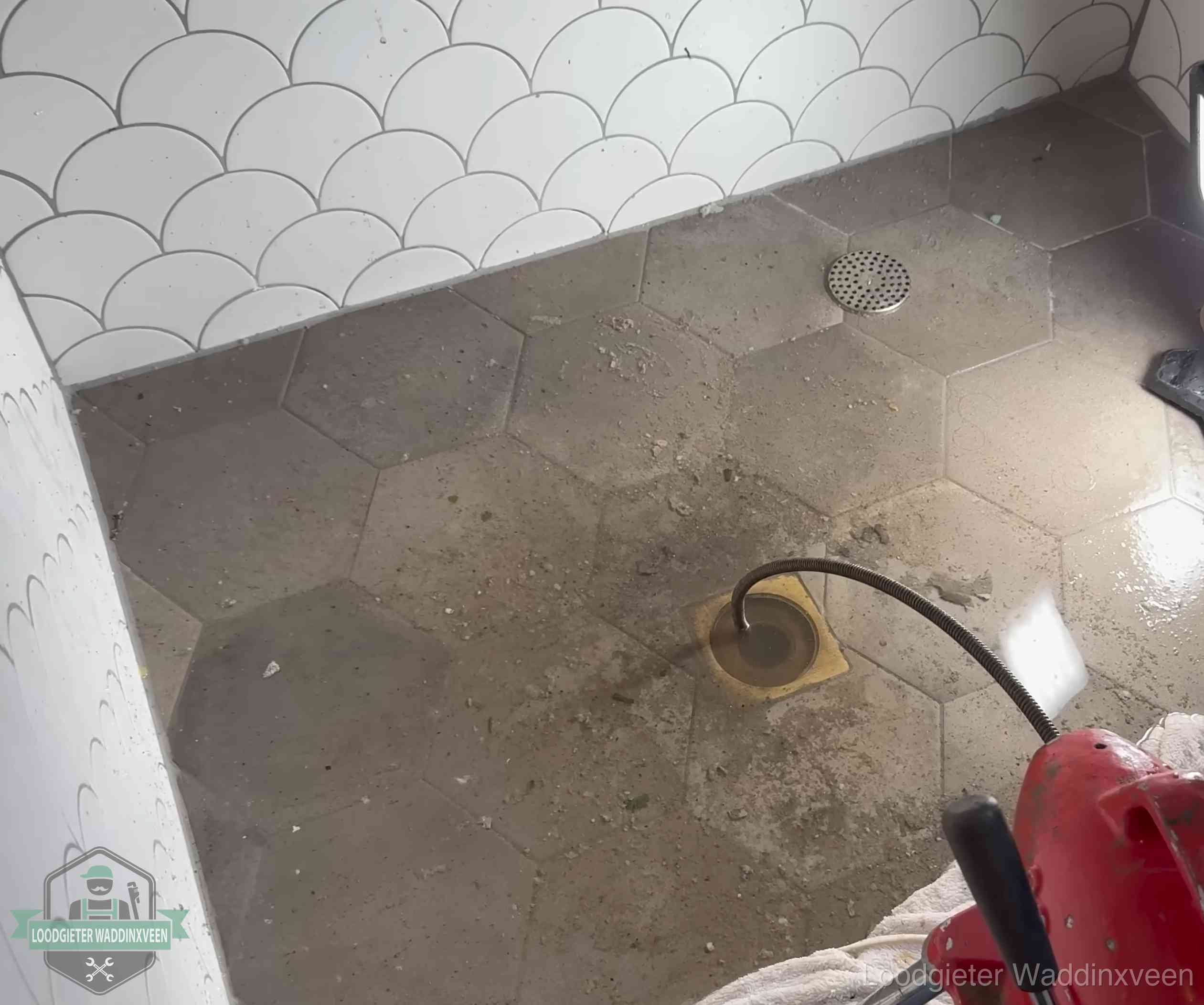 Stank uit wc of vloerput in Waddinxveen Vloerput met waterslot in een badkamer in Waddinxveen, een bron van stank als het waterslot droogstaat