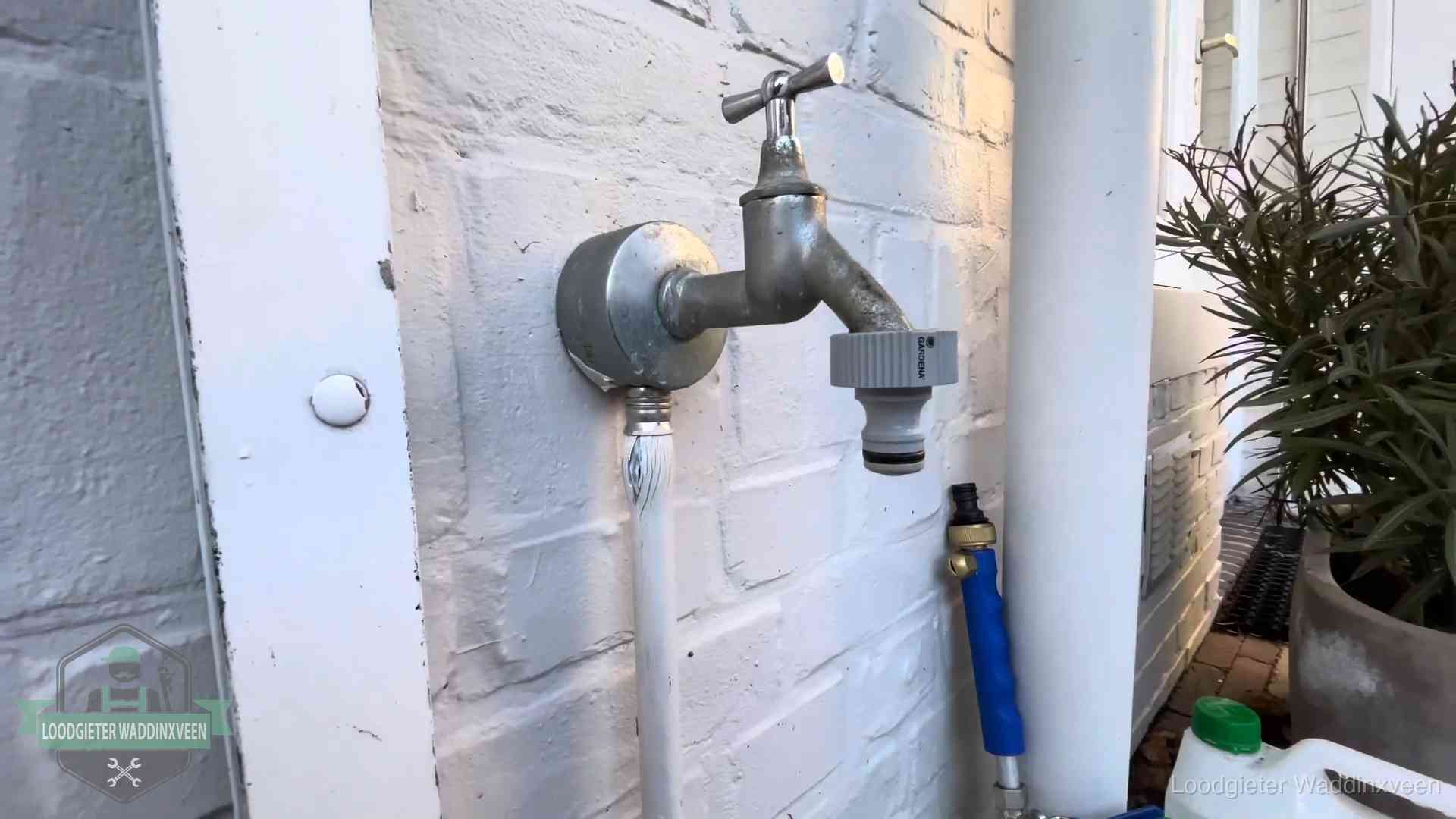 Buitenkraan met slangaansluiting bij een woning in Waddinxveen, sluipverbruik zie je terug op de waterrekening