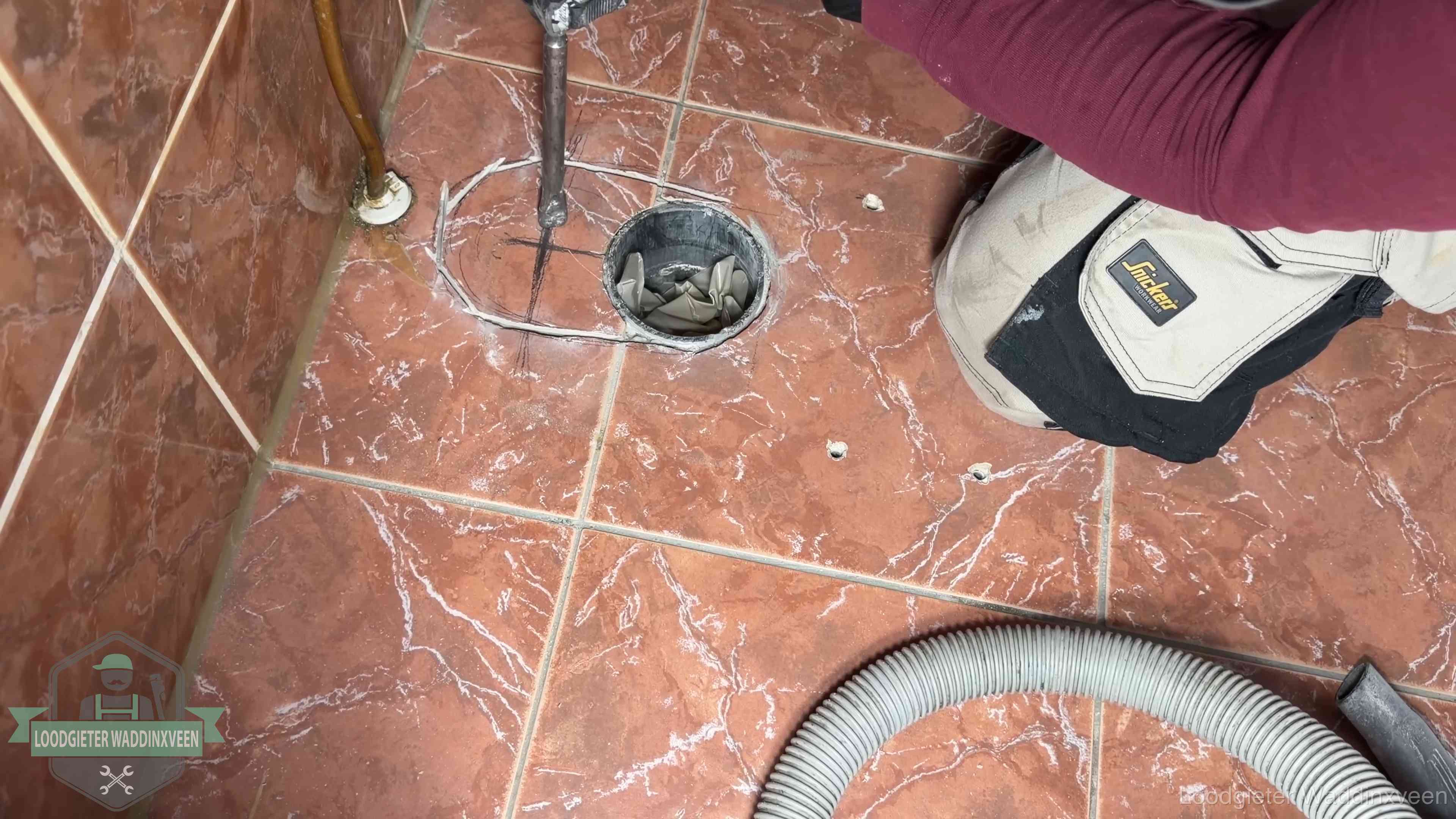 Wc-pot demonteren en terugplaatsen in Waddinxveen Open rioolaansluiting in de vloer waar de wc-pot is gedemonteerd in Waddinxveen