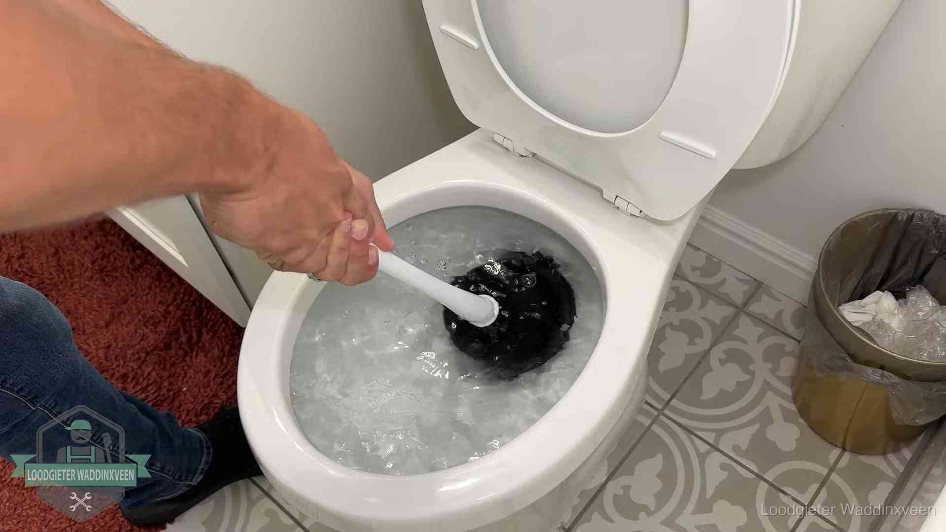 Zelf je wc ontstoppen in Waddinxveen Zelf de wc ontstoppen met een plopper in Waddinxveen, het water kolkt in de pot