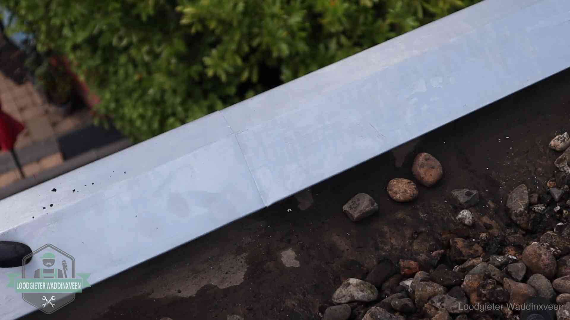 Garantie op dakwerk in Waddinxveen Strak gesoldeerd naaddetail in een zinken daktrim op een dak in Waddinxveen